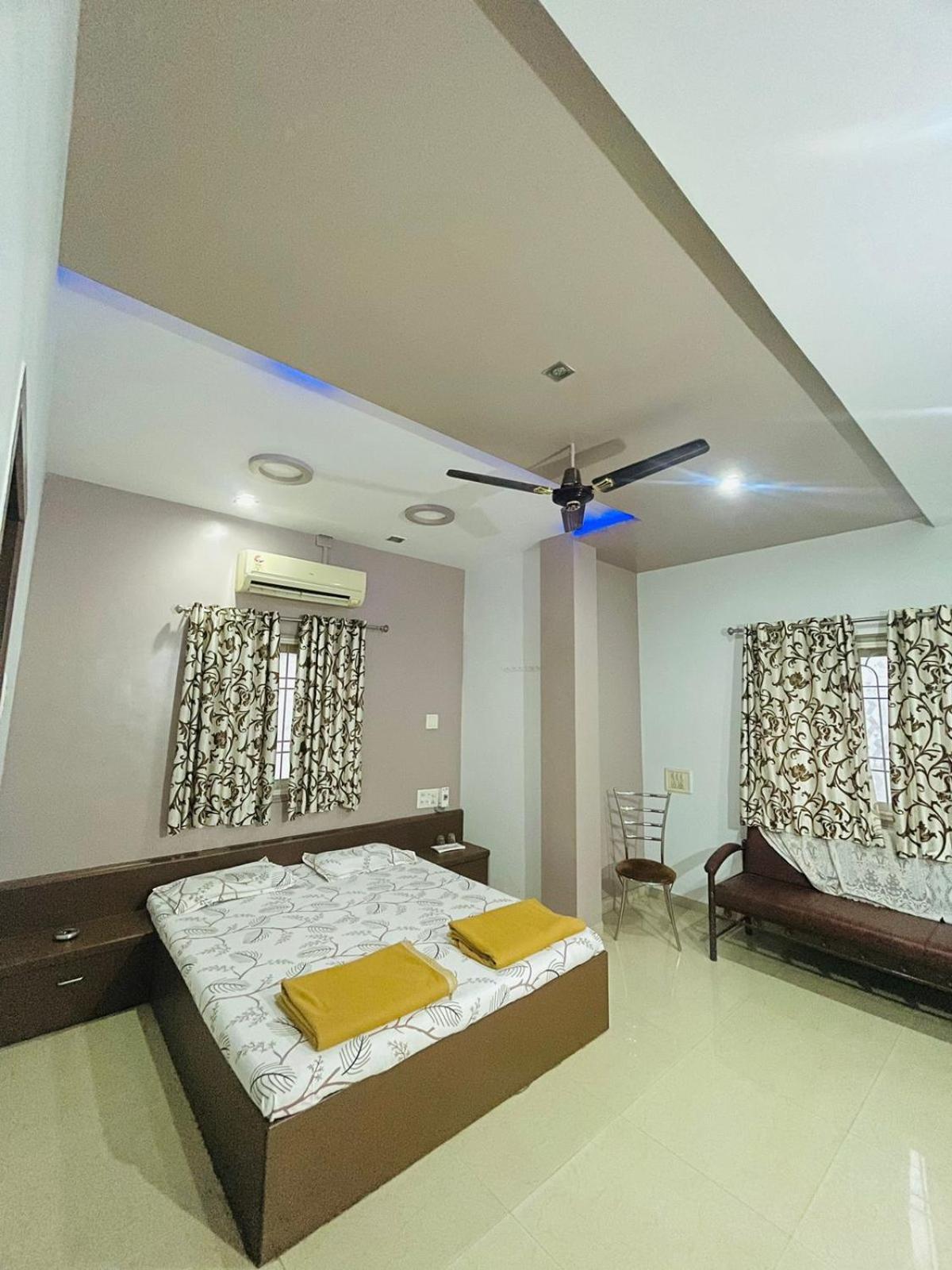Hotel Rajdhani And Guest House Gujarat - Best Family Hotel In Halol Near Pavagadh And Halol Gidc Esterno foto