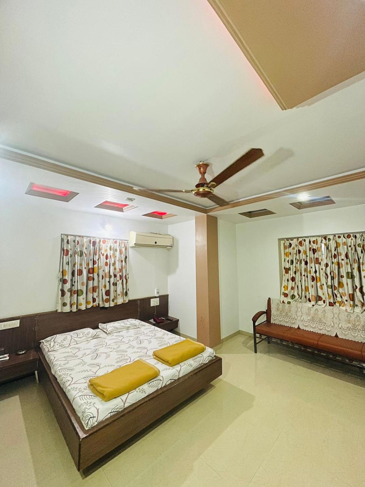 Hotel Rajdhani And Guest House Gujarat - Best Family Hotel In Halol Near Pavagadh And Halol Gidc Esterno foto