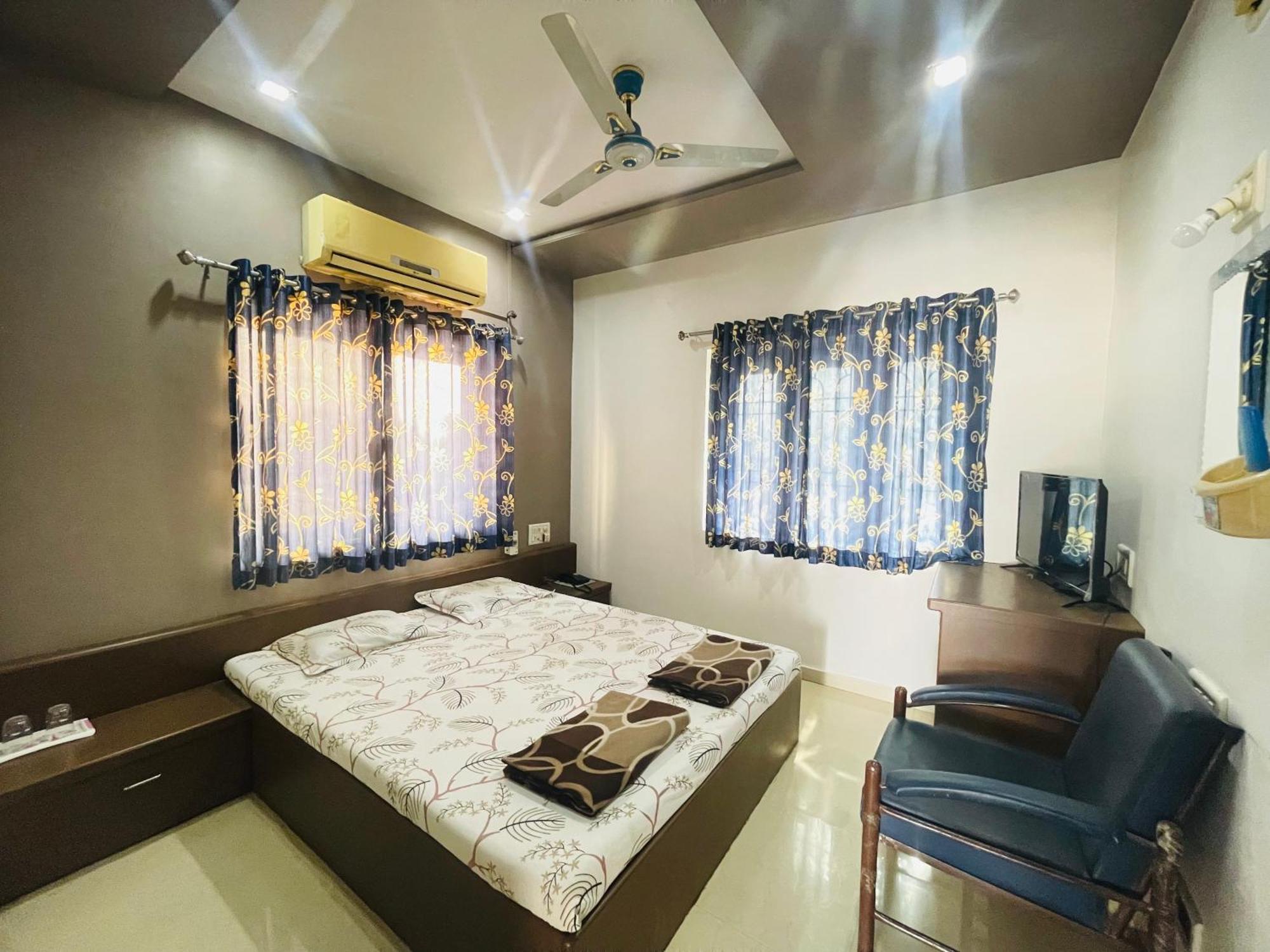 Hotel Rajdhani And Guest House Gujarat - Best Family Hotel In Halol Near Pavagadh And Halol Gidc Esterno foto